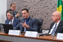 Styvenson Valentim (ao centro) comanda audiência com o islandês Jón Sigfússon e o ministro Osmar Terra Fonte: Agência Senado